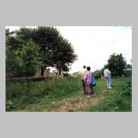 096-1016 Walter und Elfgard Krause mit Nichte Jutta neben dem Anwesen Iwohn in Schorkenicken im Jahre 1994.jpg